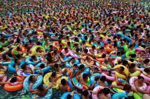 přeplněný bazén 