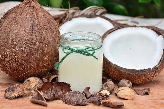 kokosový ořech a sklenice